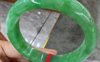 天然绿色翡翠手镯的价钱,天然绿色翡翠手镯的价钱是多少