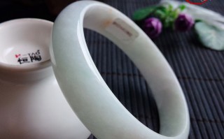 翡翠手镯表面有麻点小坑,翡翠手镯有沙眼扣手