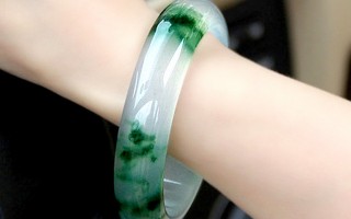 和田玉青玉手镯养人吗,青玉手镯是翡翠吗
