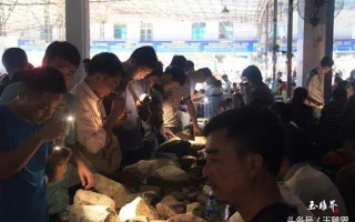 清朝三彩翡翠手镯图片,岫玉年代怎么判断