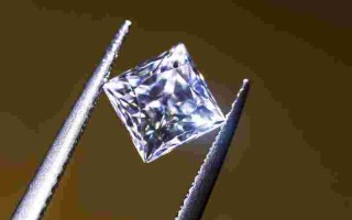 钻石是什么材质,香奈儿的胸针上面的钻石是什么材质