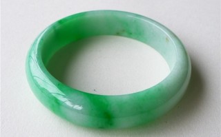 翡翠手镯有绿色怎么回事的简单介绍
