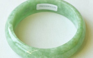 苹果绿翡翠手镯,深绿色翡翠和油绿色翡翠