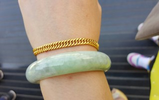 翡翠手镯越戴越绿,一万买的翡翠镯子都是棉絮