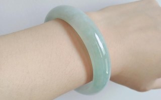 翡翠手镯怎么好戴翡翠手镯的手圈怎么量