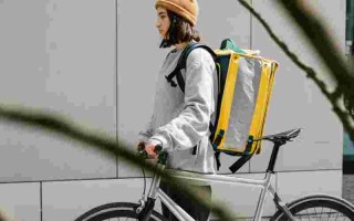 抖音上有个很火的外卖小哥抖音外卖来啦那个女的