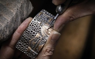 梵克雅宝 Escale Sacrée 蓝宝石手镯 精雕细琢 再现文艺复兴古城之光