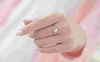 女生戒指的戴法和意义女生戒指的戴法和意义六福珠宝_