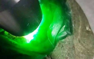 帝王绿翡翠原石表皮特征帝王绿翡翠原石的表现