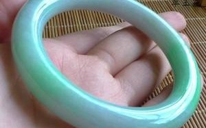 关于缅甸玉翡翠手镯批发的信息