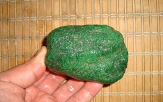 绿色翡翠原石打灯图片翡翠打灯浅绿色翡翠是什么颜色