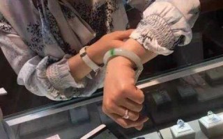 实体珠宝店的翡翠手镯卖多少金店的银手镯是真的吗