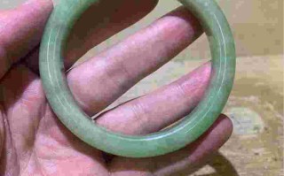 豆青色翡翠手镯是什么样子豆青种翡翠满绿手镯