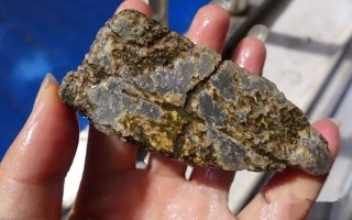 一般河里有翡翠原石吗,翡翠abc货鉴别与图解