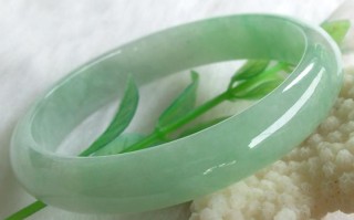 绿色翡翠手镯里有散金好吗的简单介绍