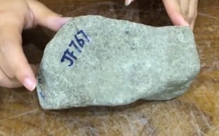 翡翠原石去皮视频粗皮翡翠原石视频