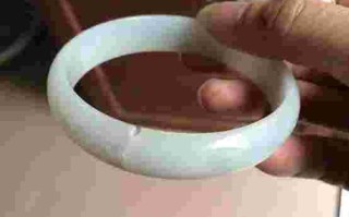 刚买的翡翠手镯有冰裂,新买的翡翠镯子有裂会长好吗?