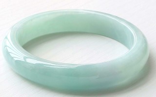 翡翠比玉贵吗,翡翠手镯上的翠点