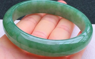 清代帝王绿翡翠手镯图片帝王绿翡翠图片宽手镯
