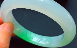 玉镯小了怎么带进去翡翠手镯小豁口