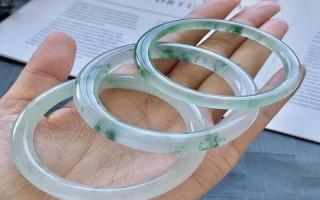 翡翠叮当手镯什么颜色好,翡翠叮当手镯什么颜色好看