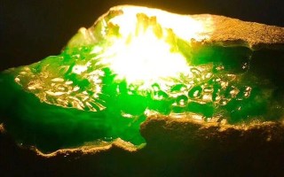 莫湾基翡翠冰种原石图片,翡翠原石老皮