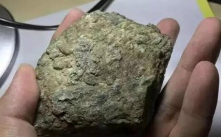 翡翠原石开窗发黑翡翠原石