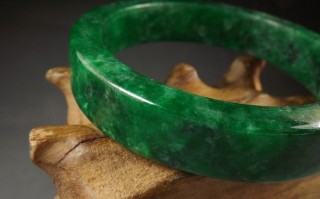关于清代翡翠手镯特征的信息