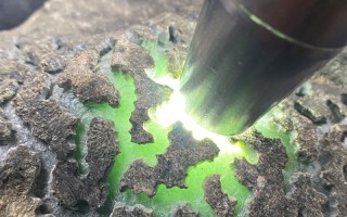 翡翠原石开窗有底色,翡翠原石开窗图案图片