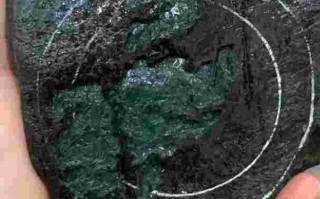 黑皮翡翠原石价格,黑皮壳翡翠原石切开图