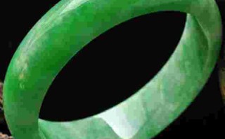 翡翠玉镯是带有绿色的好还是纯色的好,翡翠色手镯女款玉石浅绿色玉镯子