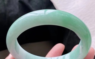 原石手镯带有什么好处,美女翡翠原石手镯