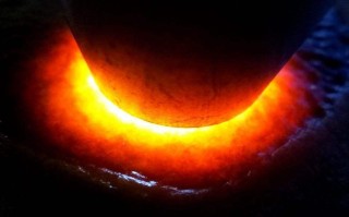 翡翠原石皮是红色,翡翠原石皮上有铁锈红