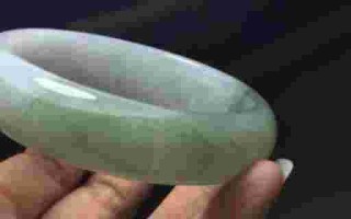 翡翠手镯太干了什么意思,翡翠手镯有点干,用什么方法可以滋润它