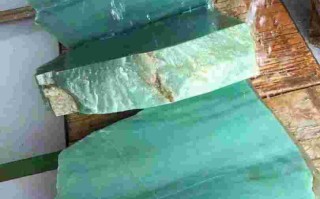 独龙玉和翡翠哪个重,独龙玉和翡翠哪个重一点