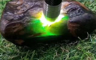 一块品相及皮壳表现很不错的翡翠原石，该如何判断其品质的好坏？