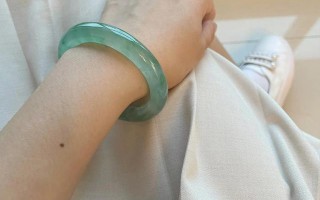 灰绿色翡翠2万图片翡翠手镯有点灰蓝是什么色