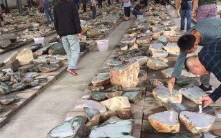 什么是翡翠原石翡翠原石怎么用砂石打磨