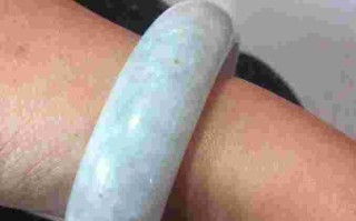 翡翠手镯表面有凹痕怎么办翡翠手镯表面有凹痕