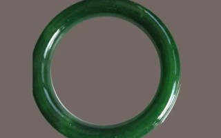 大家看看这个翡翠手镯？您估计一下，这个要多少钱？