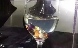 翡翠手镯泡水多久好一千万满绿翡翠手镯