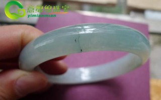 翡翠手镯横纹3万翡翠手镯有一点裂纹