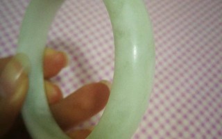 请问大家觉得这个手镯怎么样，值多少钱？