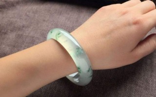 翡翠手镯手腕怎么戴的简单介绍