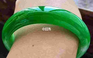 中老年人挑选翡翠手镯,老年人适合戴什么颜色的翡翠手镯