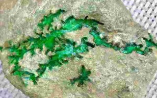 翡翠原石怎么看种水色视频翡翠原石怎么看种水色