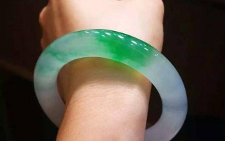 高档老红翡翠镯子图片翡翠手镯佩戴知识图片