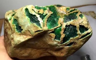 玻璃种帝王绿翡翠图片,帝王绿翡翠原石切石