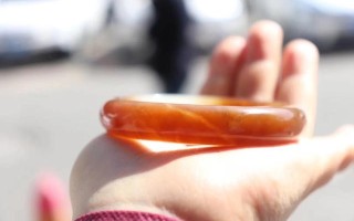 翡翠手镯有水纹是什么,翡翠有水纹还值钱吗