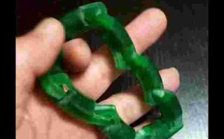 包含男人戴翡翠手镯的视频的词条